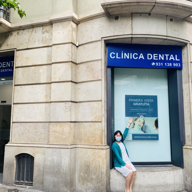 Mujer sentada en ventana de Clínica Dental en barcelona